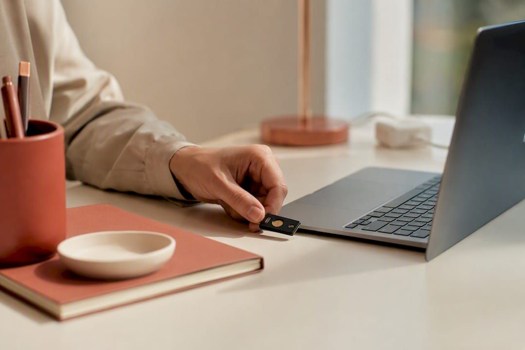 Main ajustant un jeton de sécurité sur le bureau