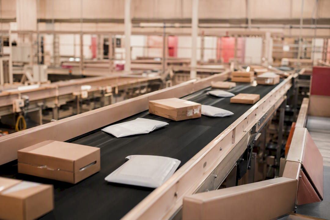 Entrepôt logistique avec du courrier sur des tapis roulants